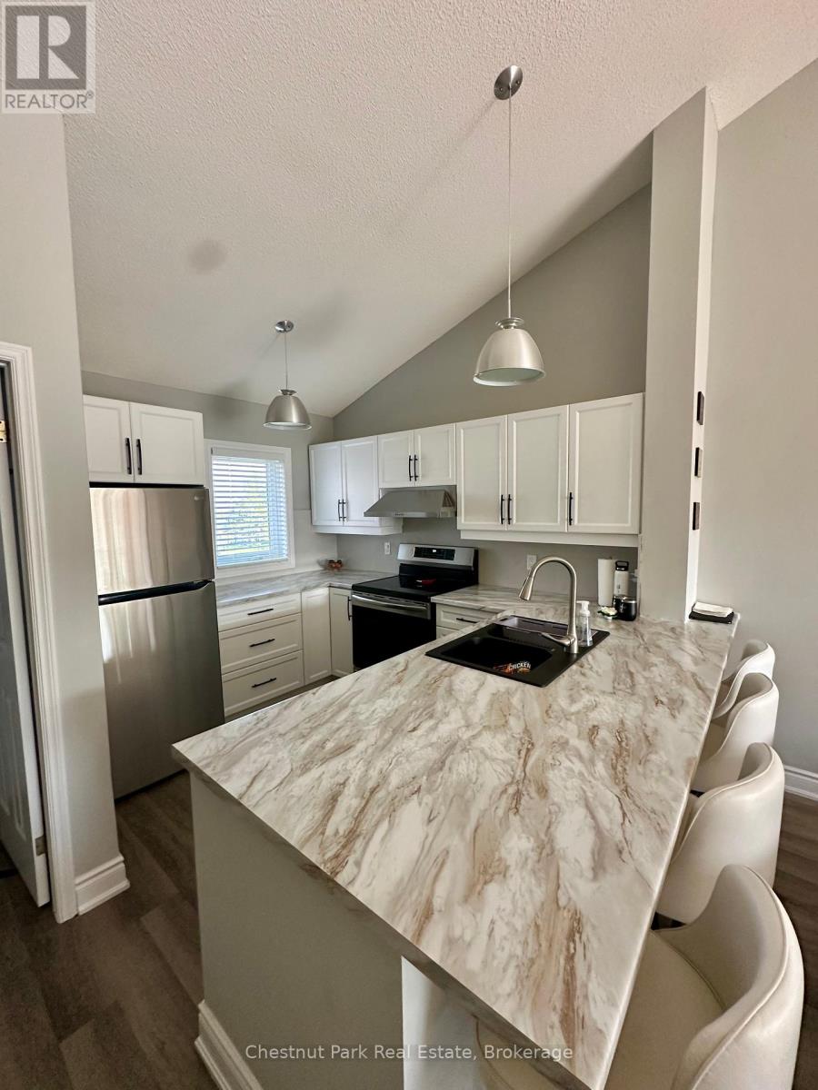 Photo 2 of 832 Suncrest Circle, Collingwood ON