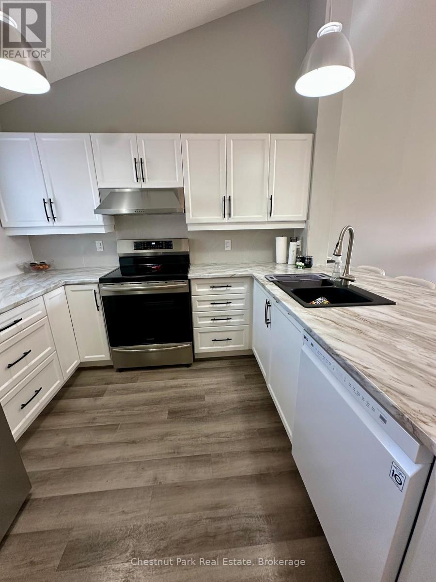 Photo 13 of 832 Suncrest Circle, Collingwood ON