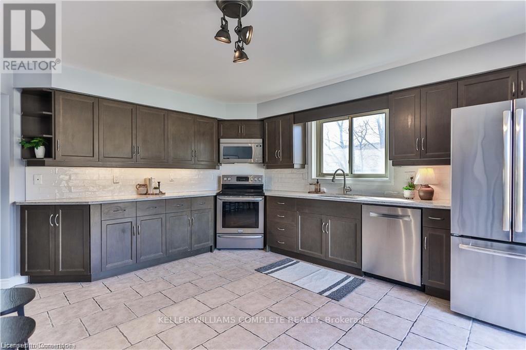 Photo 39 of 98 Thomas Avenue, Brantford ON