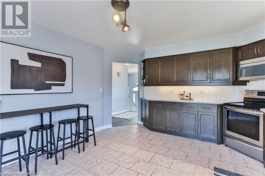 Photo 24 of 98 Thomas Avenue, Brantford ON