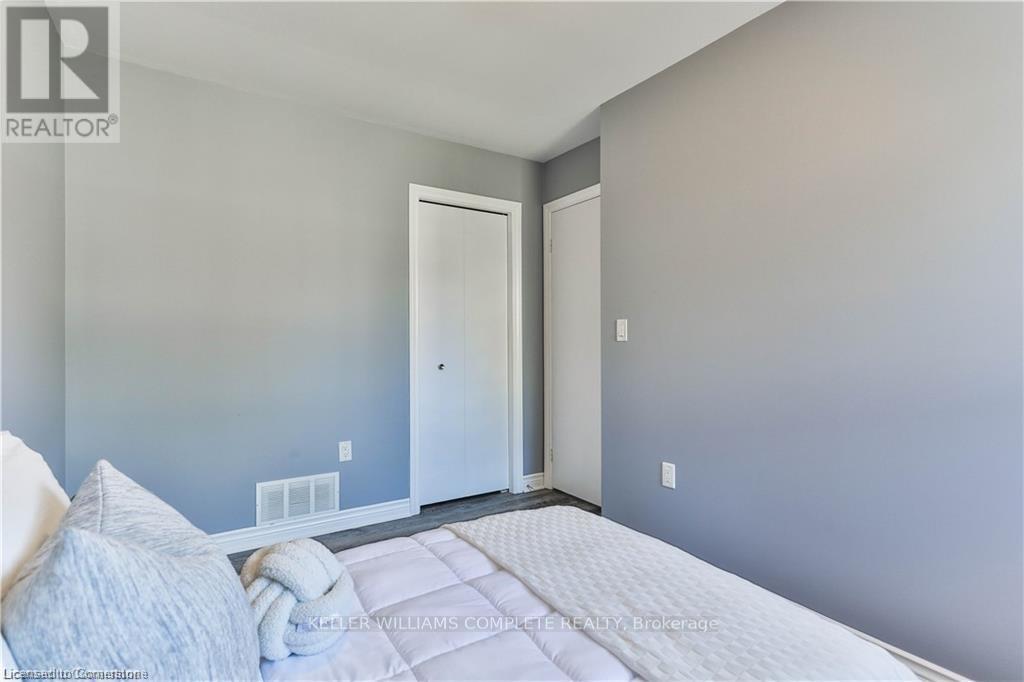Photo 19 of 98 Thomas Avenue, Brantford ON