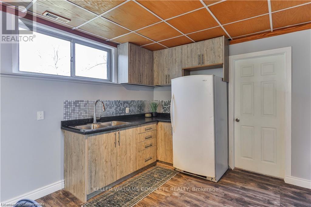 Photo 17 of 98 Thomas Avenue, Brantford ON