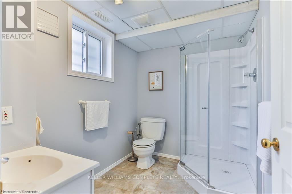 Photo 38 of 98 Thomas Avenue, Brantford ON