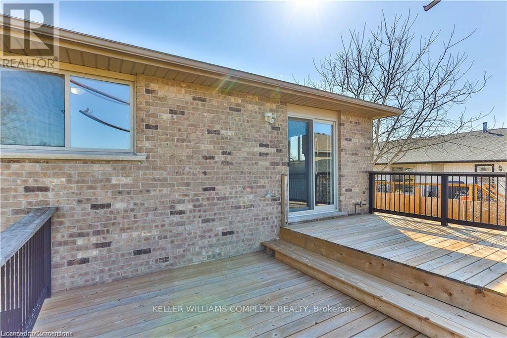 Photo 12 of 98 Thomas Avenue, Brantford ON