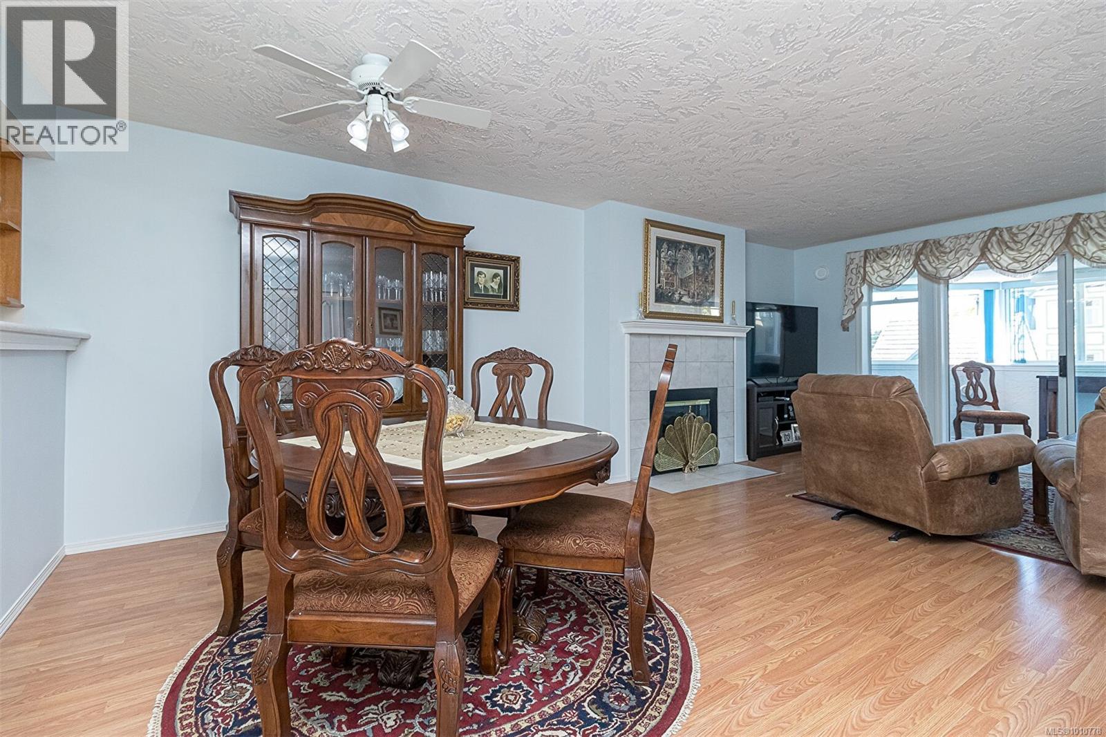 Photo 4 of 204 9717 Third St, Sidney BC