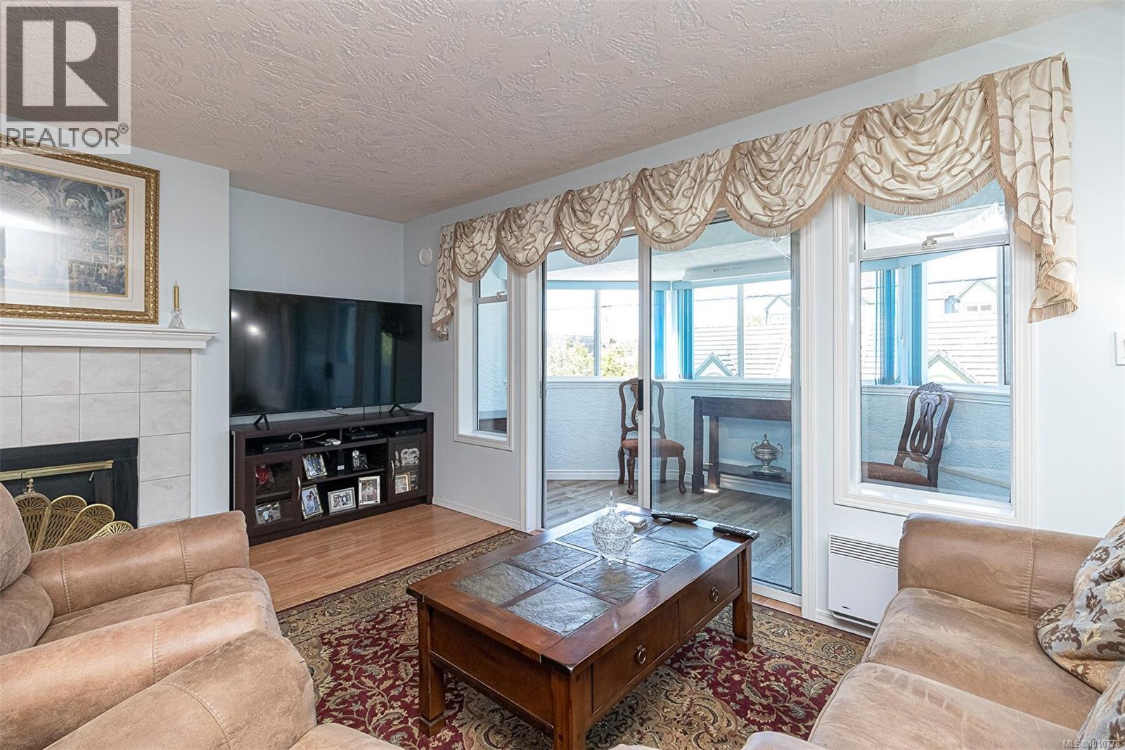 Photo 3 of 204 9717 Third St, Sidney BC