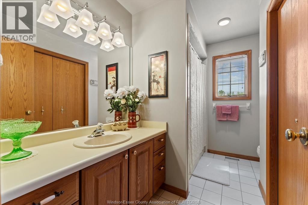 Photo 11 of 606 Pine Ridge Avenue, Amherstburg ON