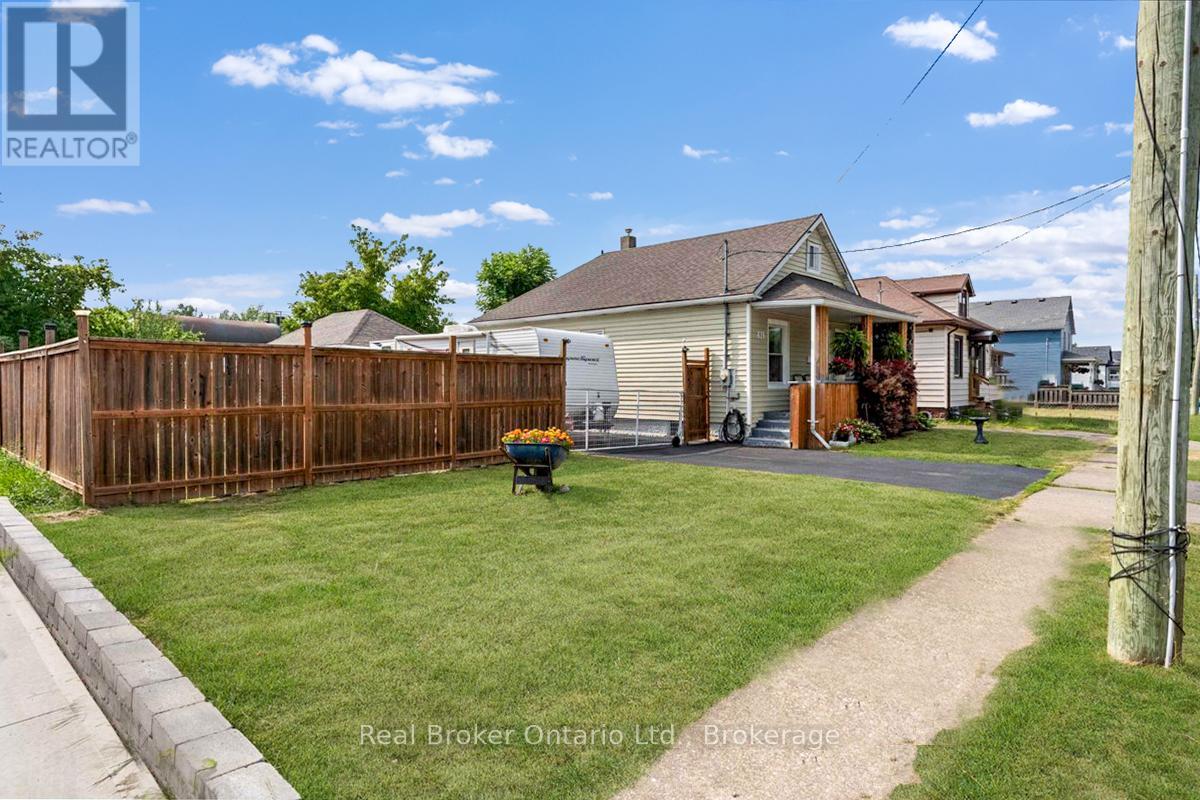 Photo 21 of 416 Deere Street, Welland ON