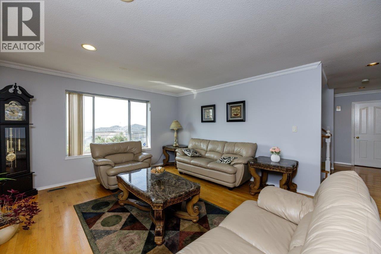 Photo 4 of 4549 Portland Street, Burnaby BC