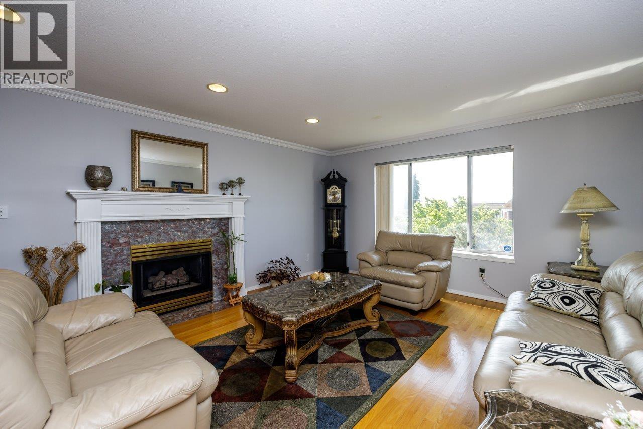Photo 3 of 4549 Portland Street, Burnaby BC