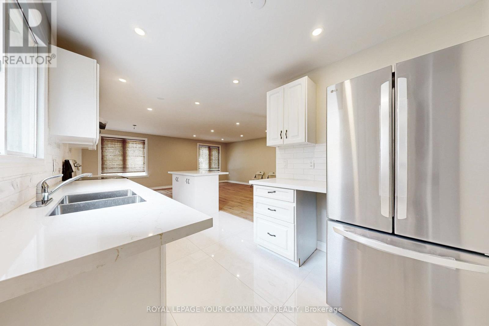 Photo 10 of Main 264 Currey Crescent, Newmarket ON