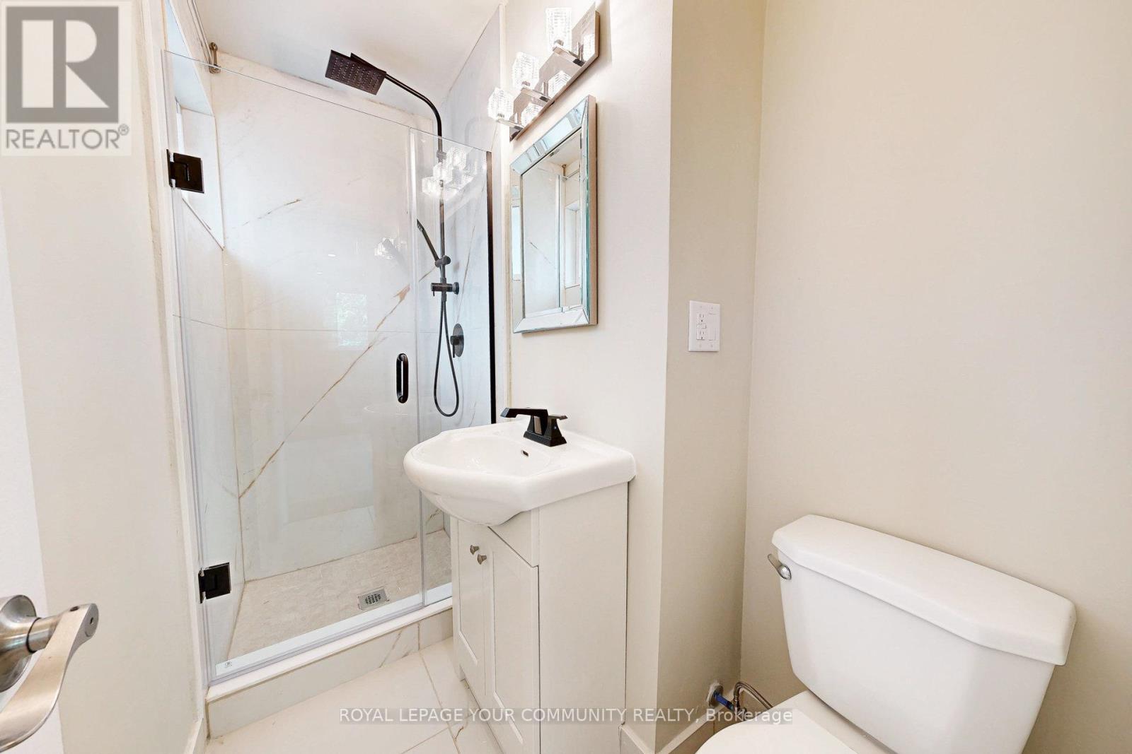 Photo 14 of Main 264 Currey Crescent, Newmarket ON