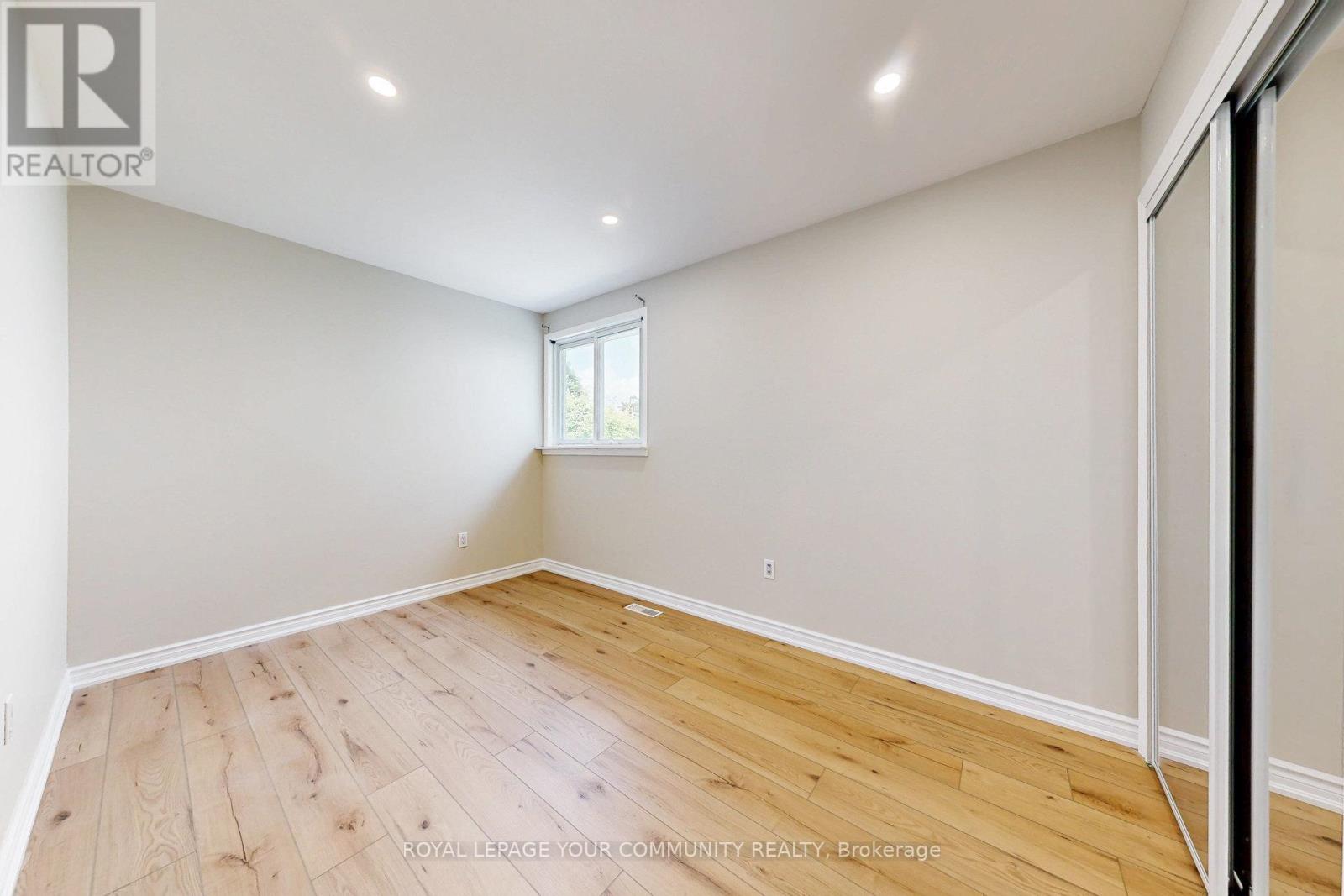 Photo 15 of Main 264 Currey Crescent, Newmarket ON