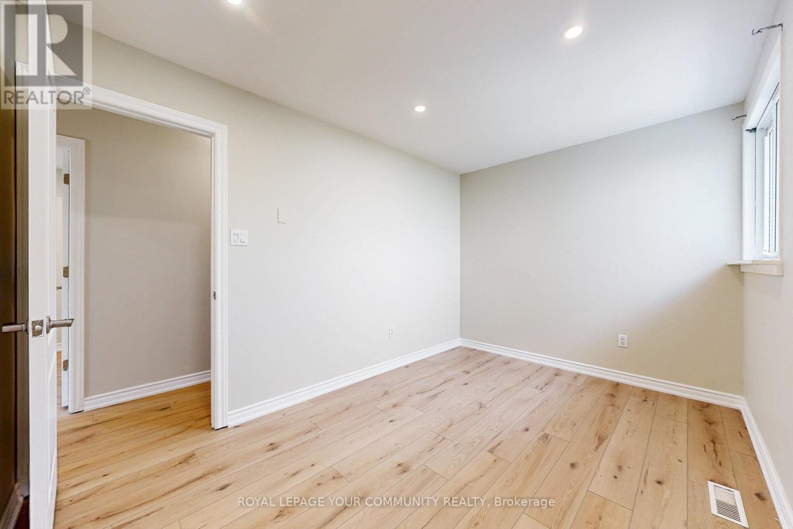 Photo 16 of Main 264 Currey Crescent, Newmarket ON