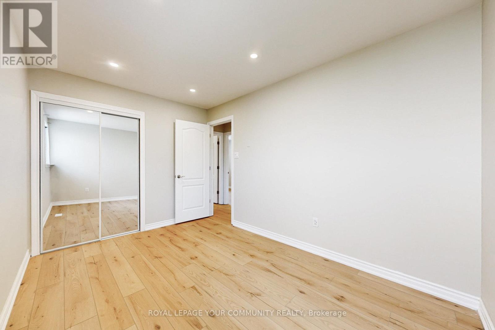 Photo 17 of Main 264 Currey Crescent, Newmarket ON