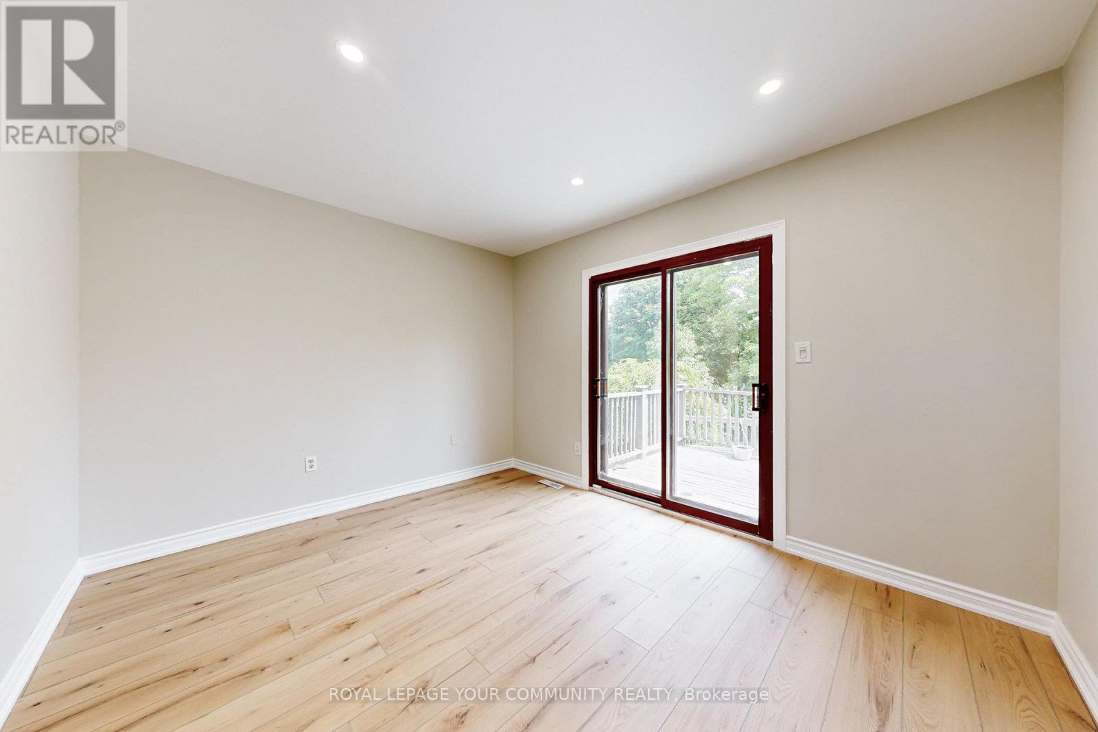 Photo 18 of Main 264 Currey Crescent, Newmarket ON