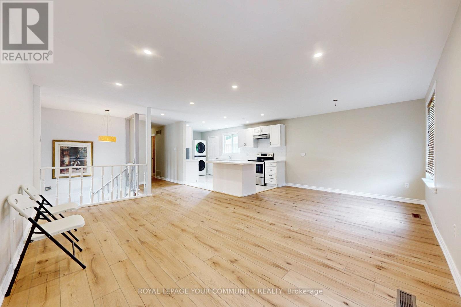 Photo 2 of Main 264 Currey Crescent, Newmarket ON