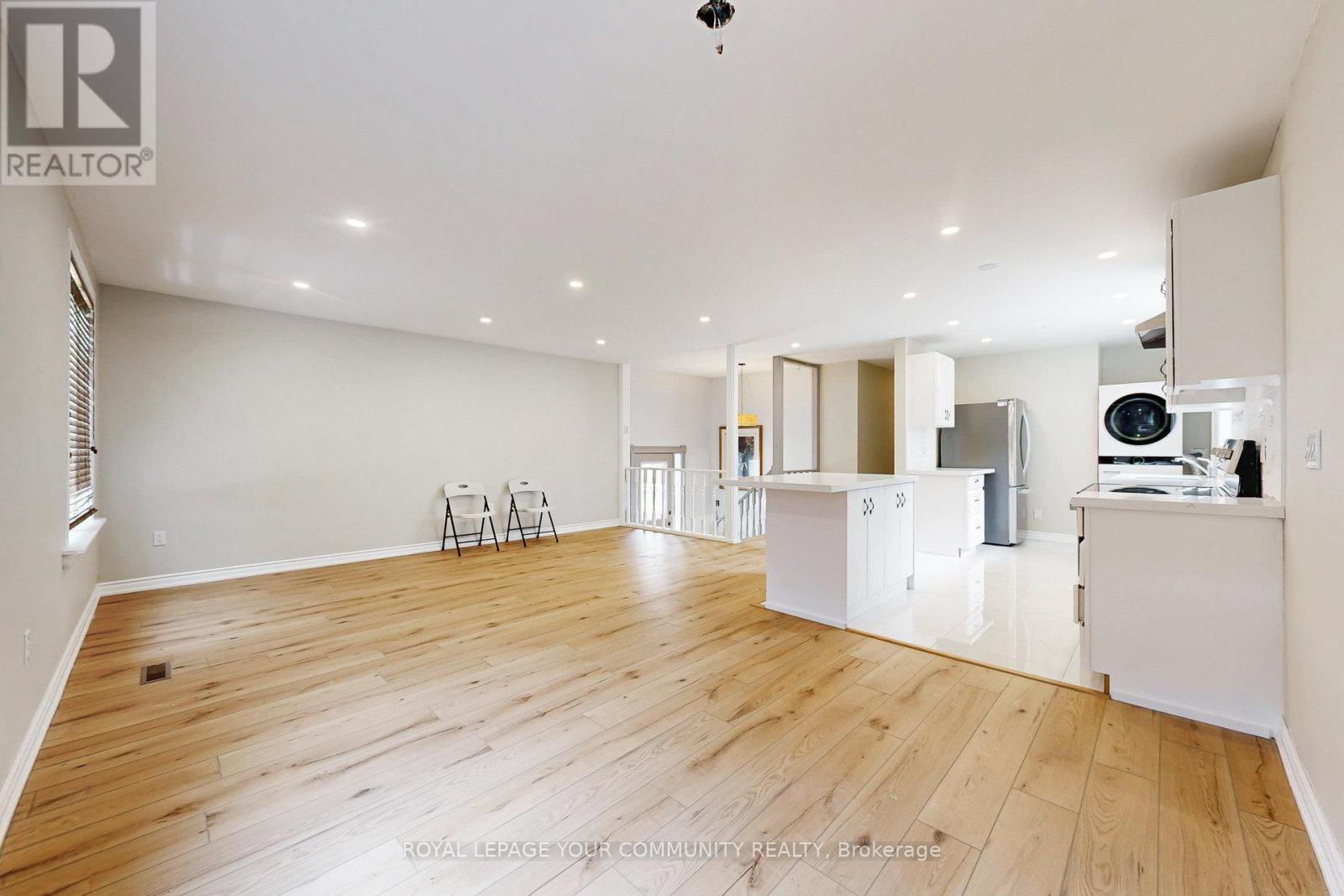 Photo 4 of Main 264 Currey Crescent, Newmarket ON