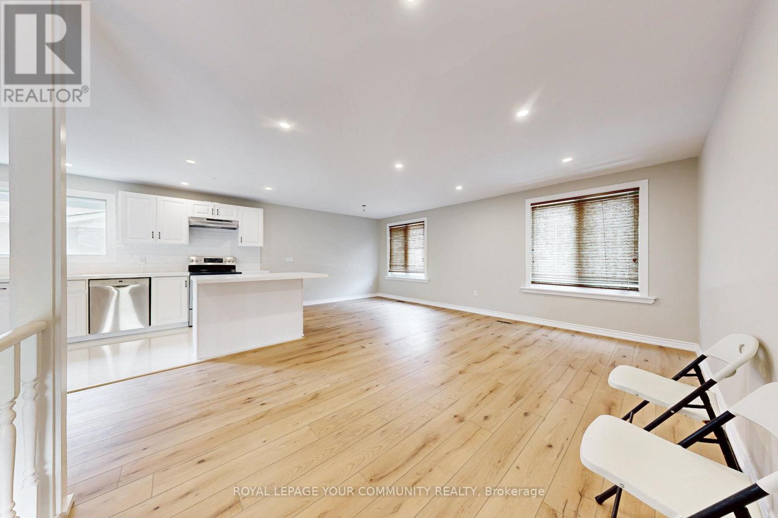 Photo 5 of Main 264 Currey Crescent, Newmarket ON