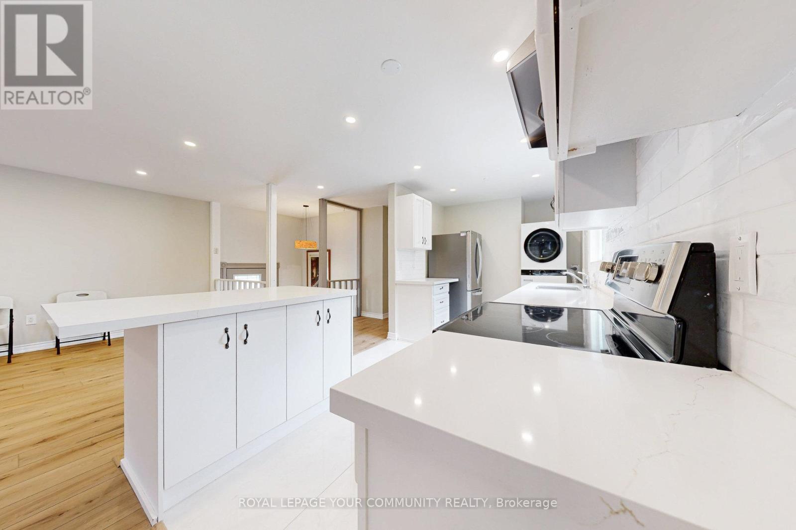 Photo 7 of Main 264 Currey Crescent, Newmarket ON