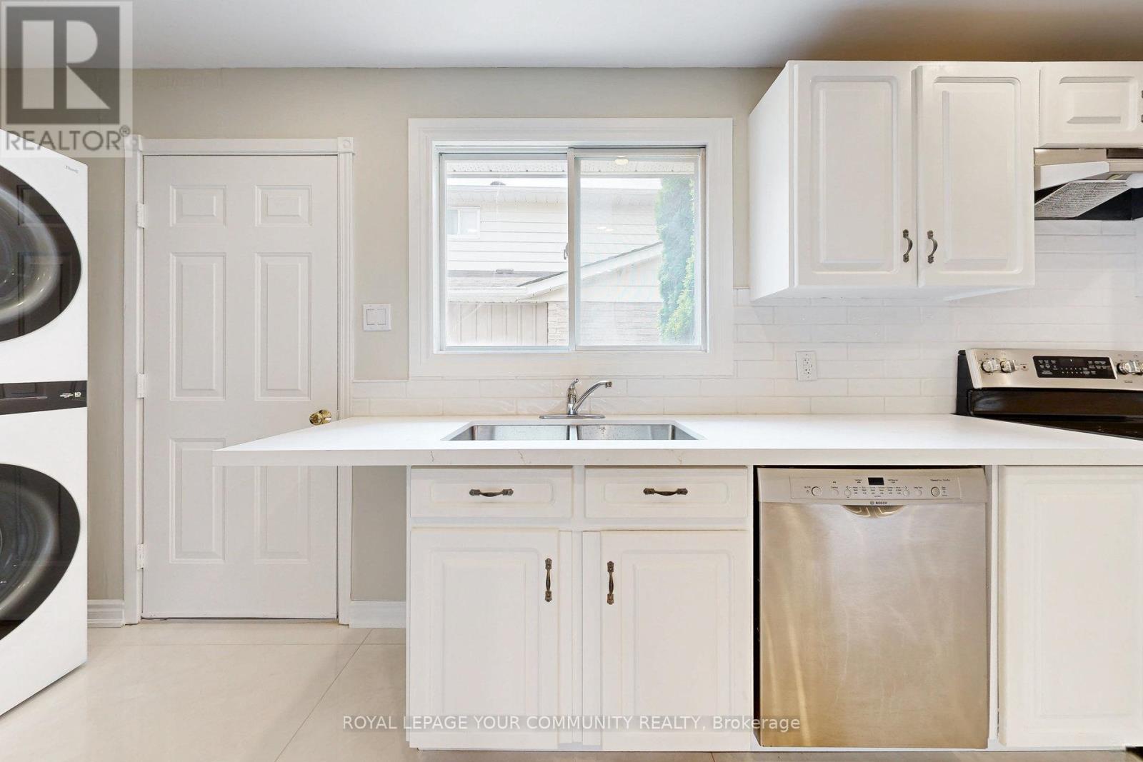 Photo 9 of Main 264 Currey Crescent, Newmarket ON