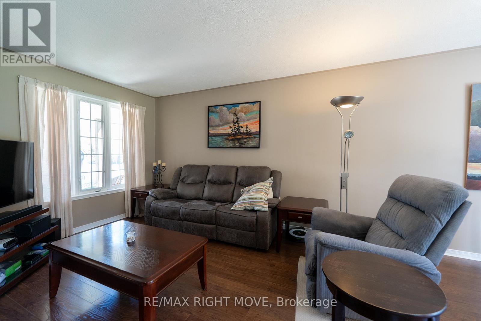 Photo 2 of 147 Julia Crescent, Orillia ON