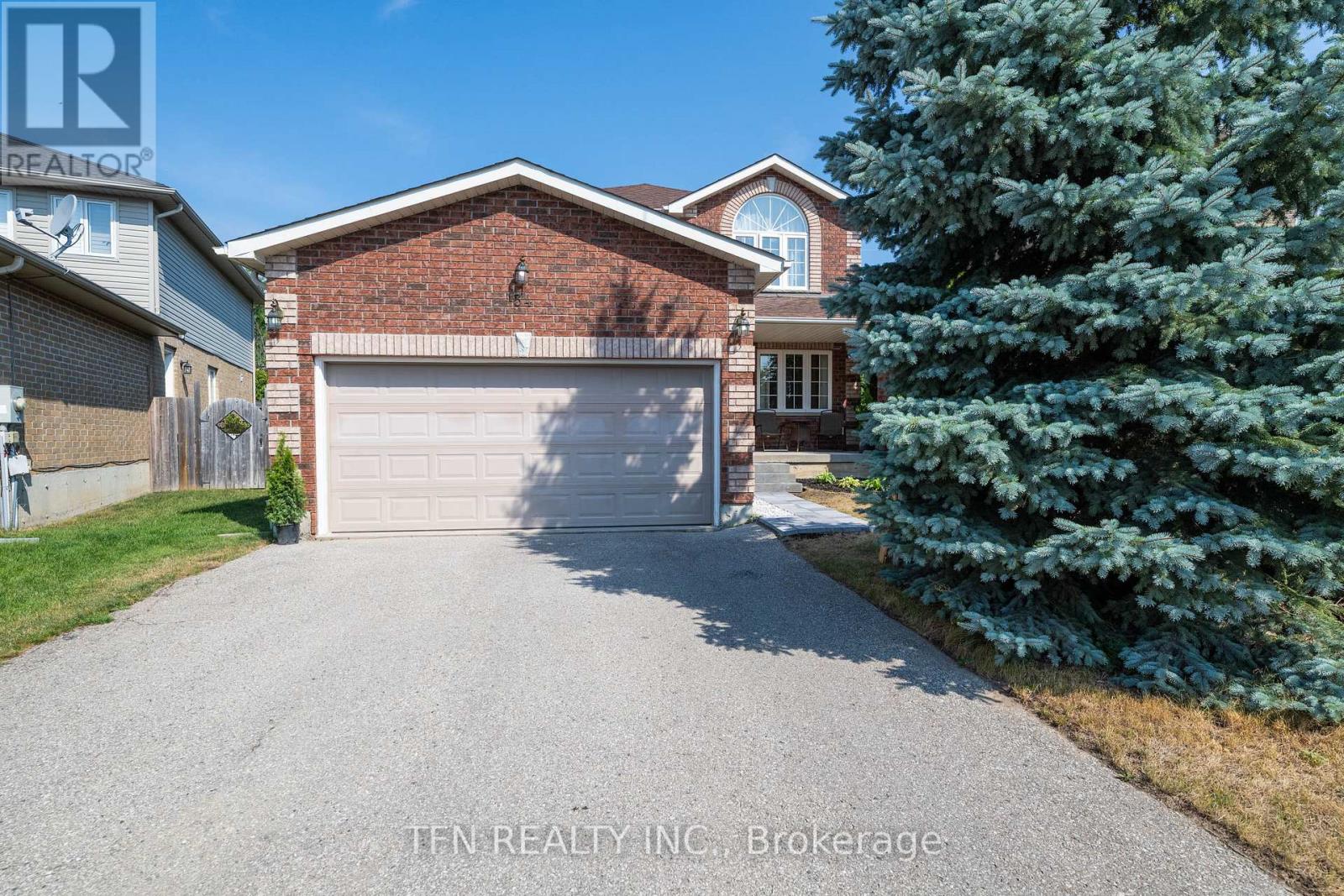 Photo 1 of 34 Balmoral Place, Barrie ON