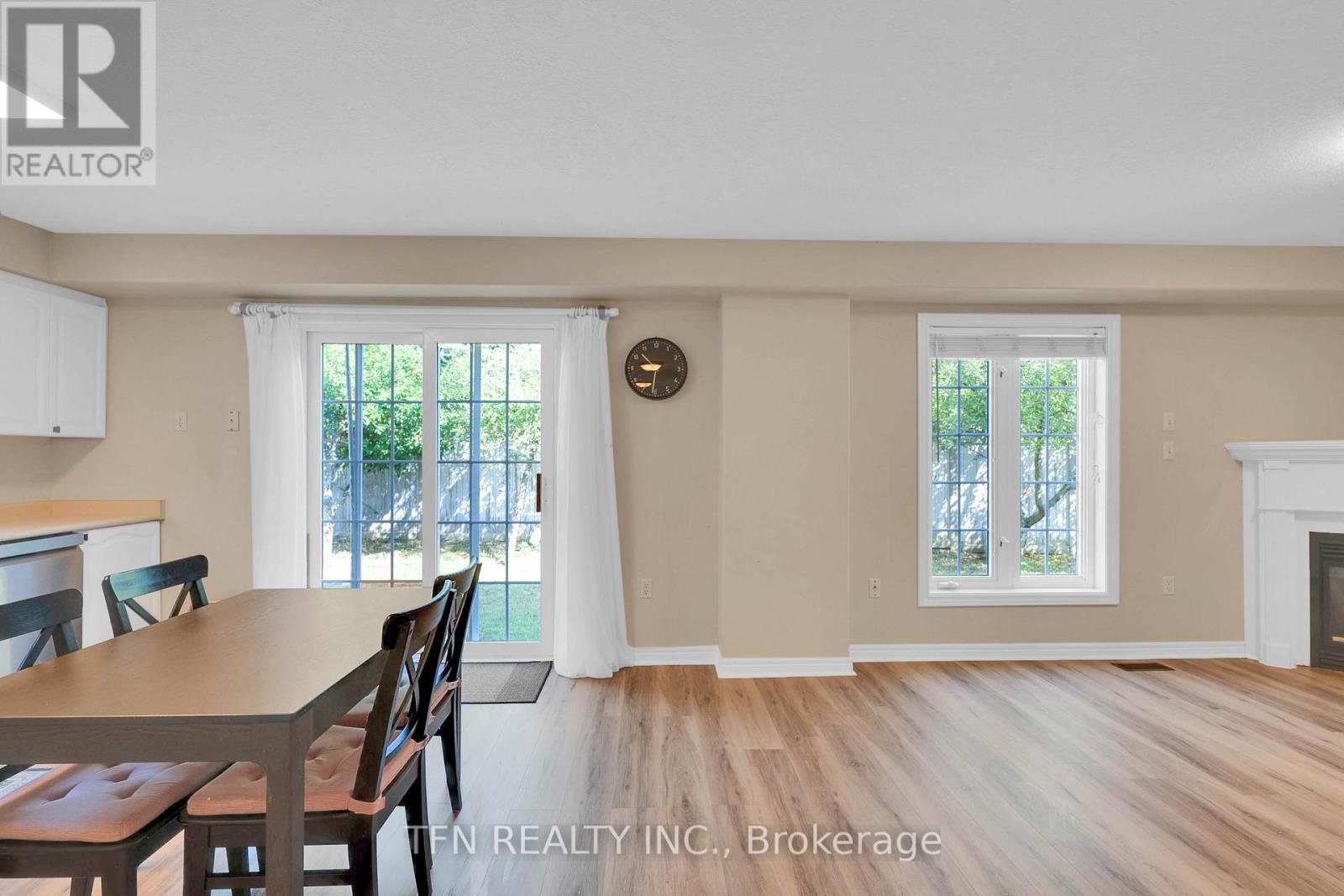 Photo 10 of 34 Balmoral Place, Barrie ON
