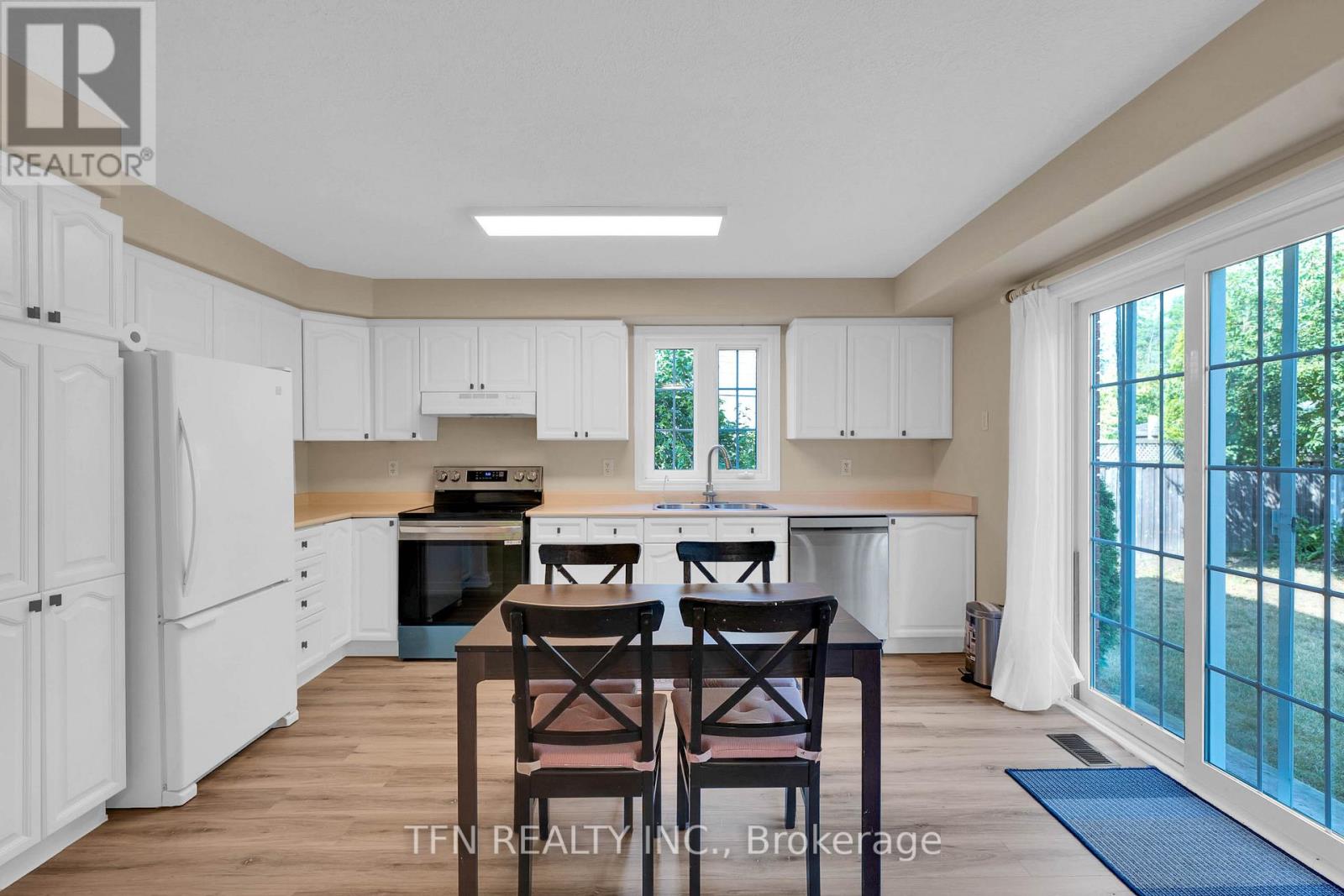 Photo 11 of 34 Balmoral Place, Barrie ON