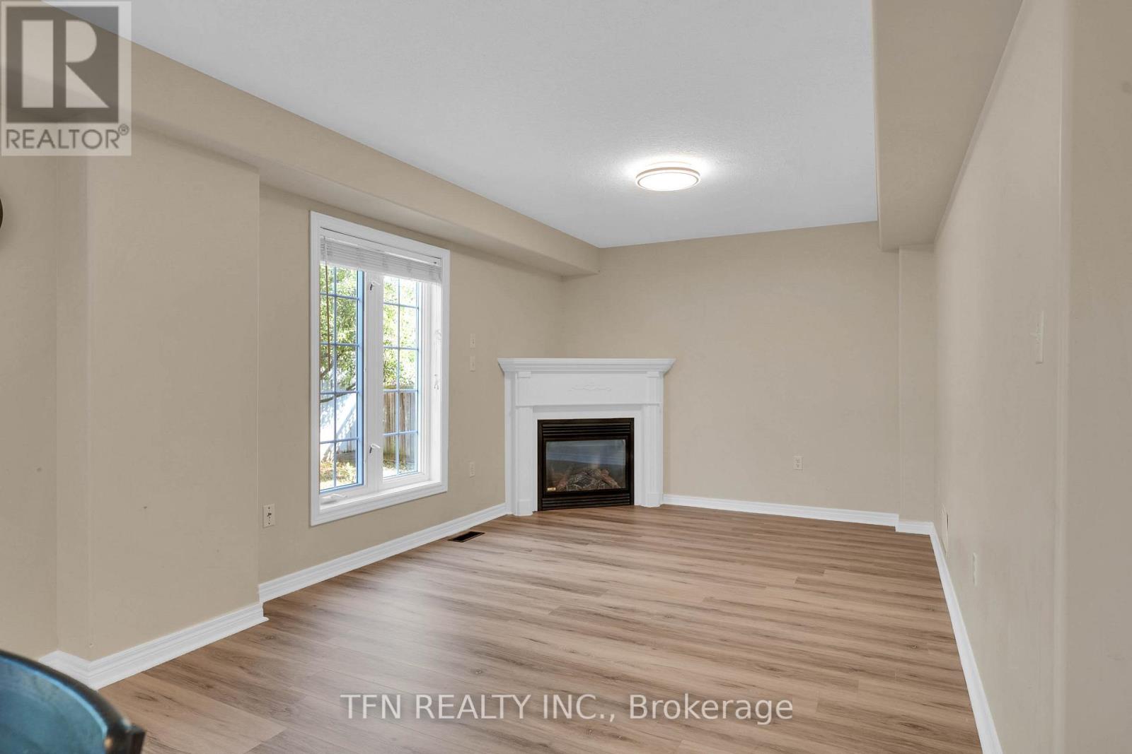 Photo 14 of 34 Balmoral Place, Barrie ON