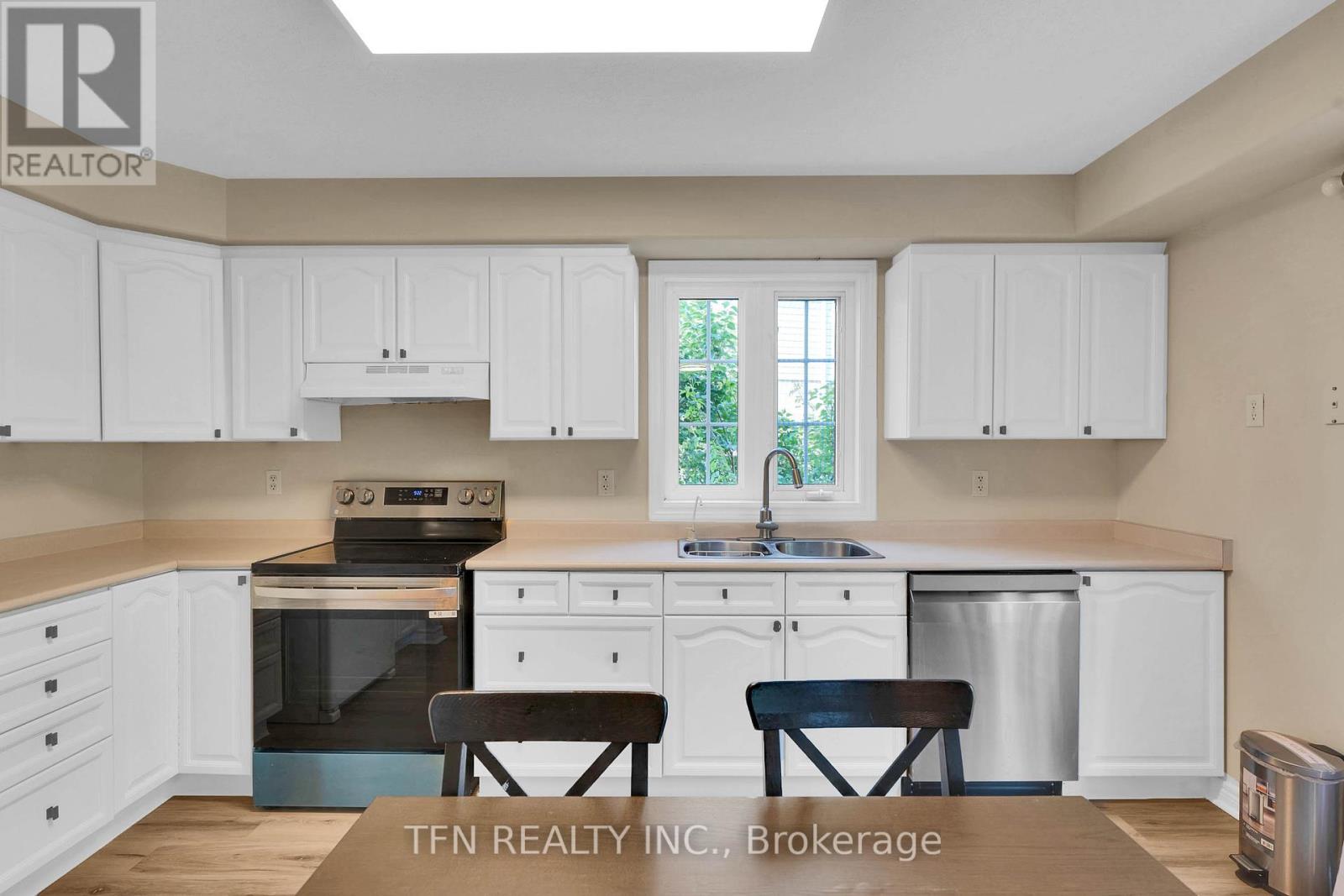 Photo 15 of 34 Balmoral Place, Barrie ON