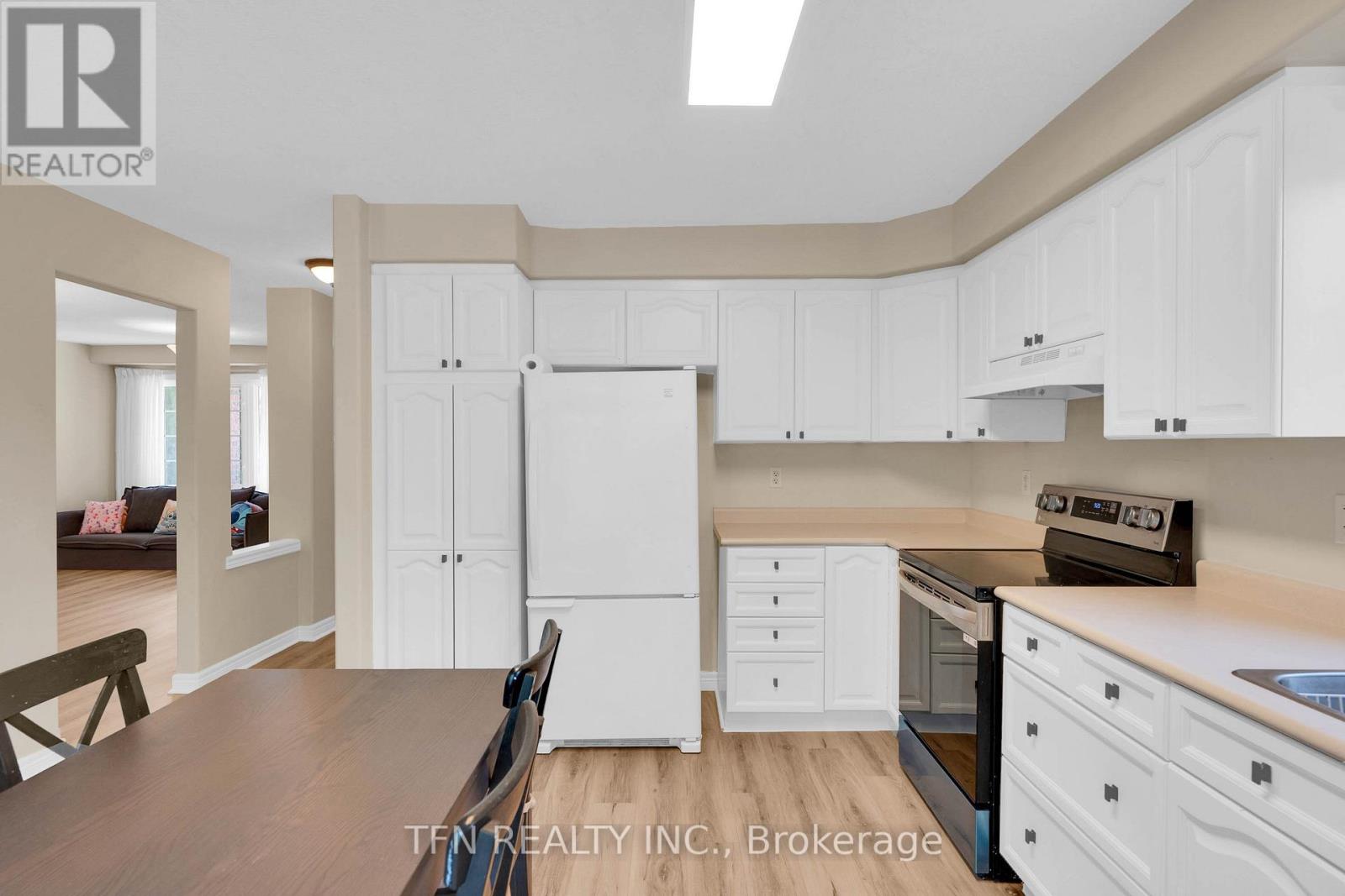 Photo 16 of 34 Balmoral Place, Barrie ON