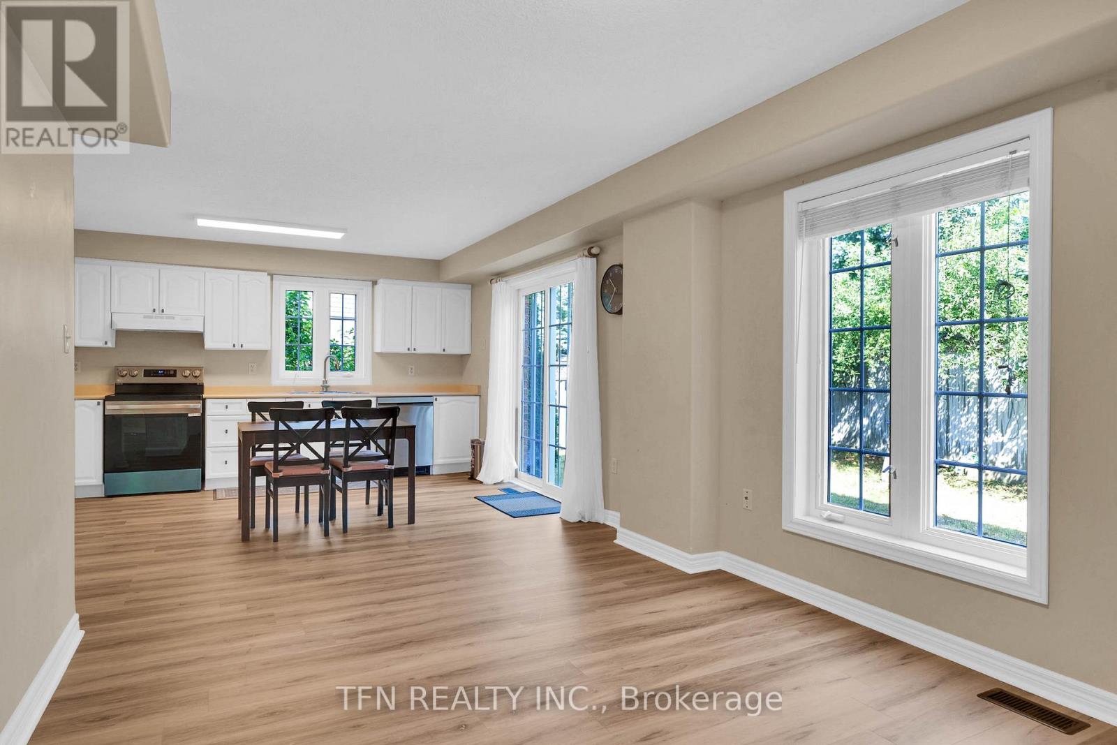 Photo 17 of 34 Balmoral Place, Barrie ON