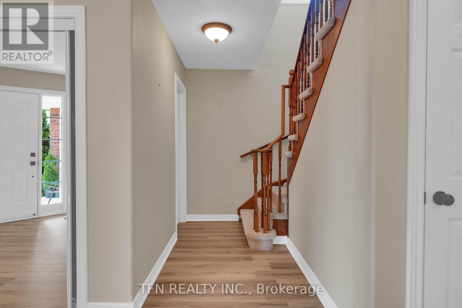 Photo 18 of 34 Balmoral Place, Barrie ON