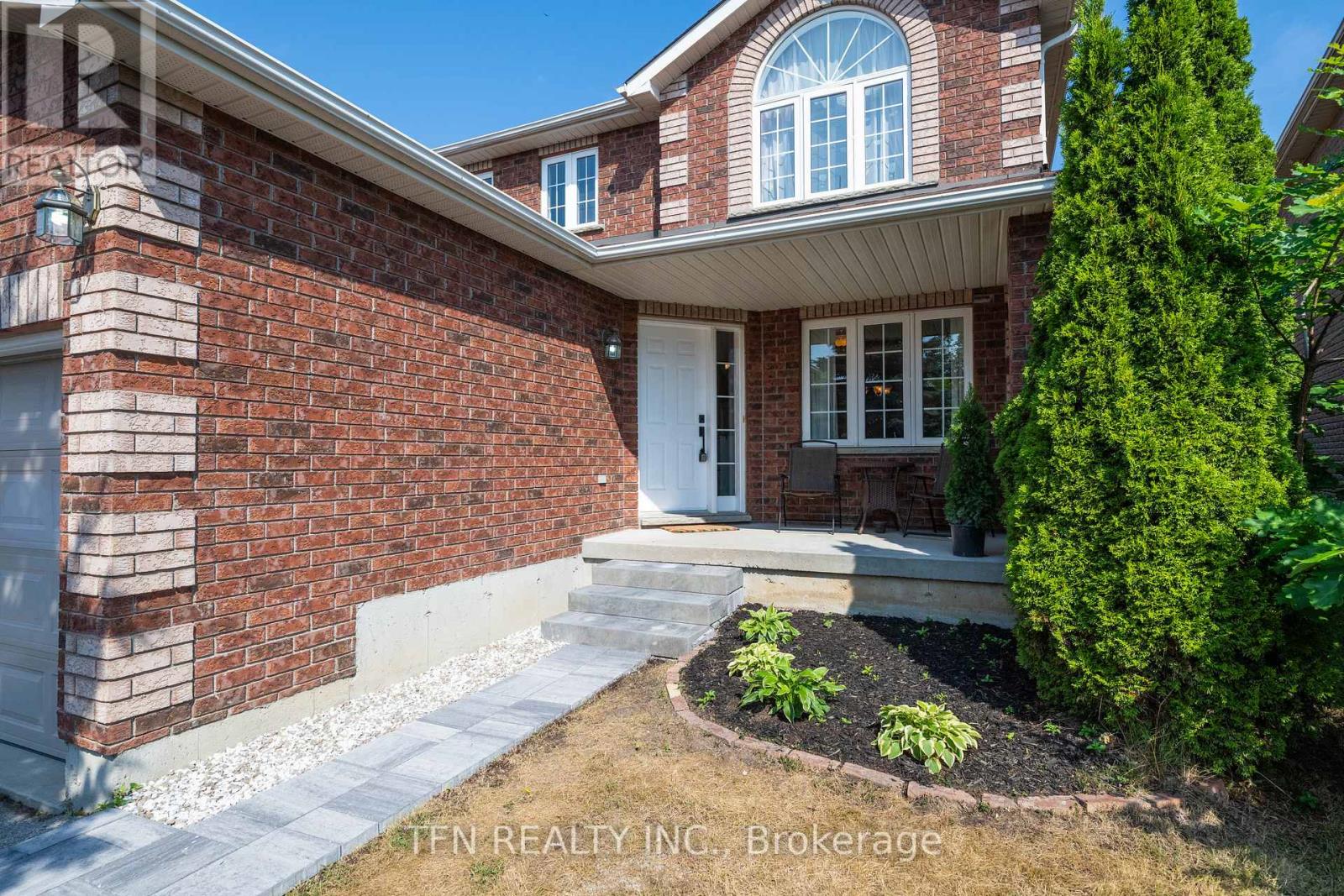 Photo 2 of 34 Balmoral Place, Barrie ON