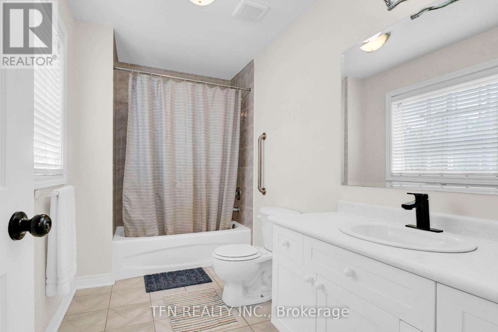 Photo 24 of 34 Balmoral Place, Barrie ON