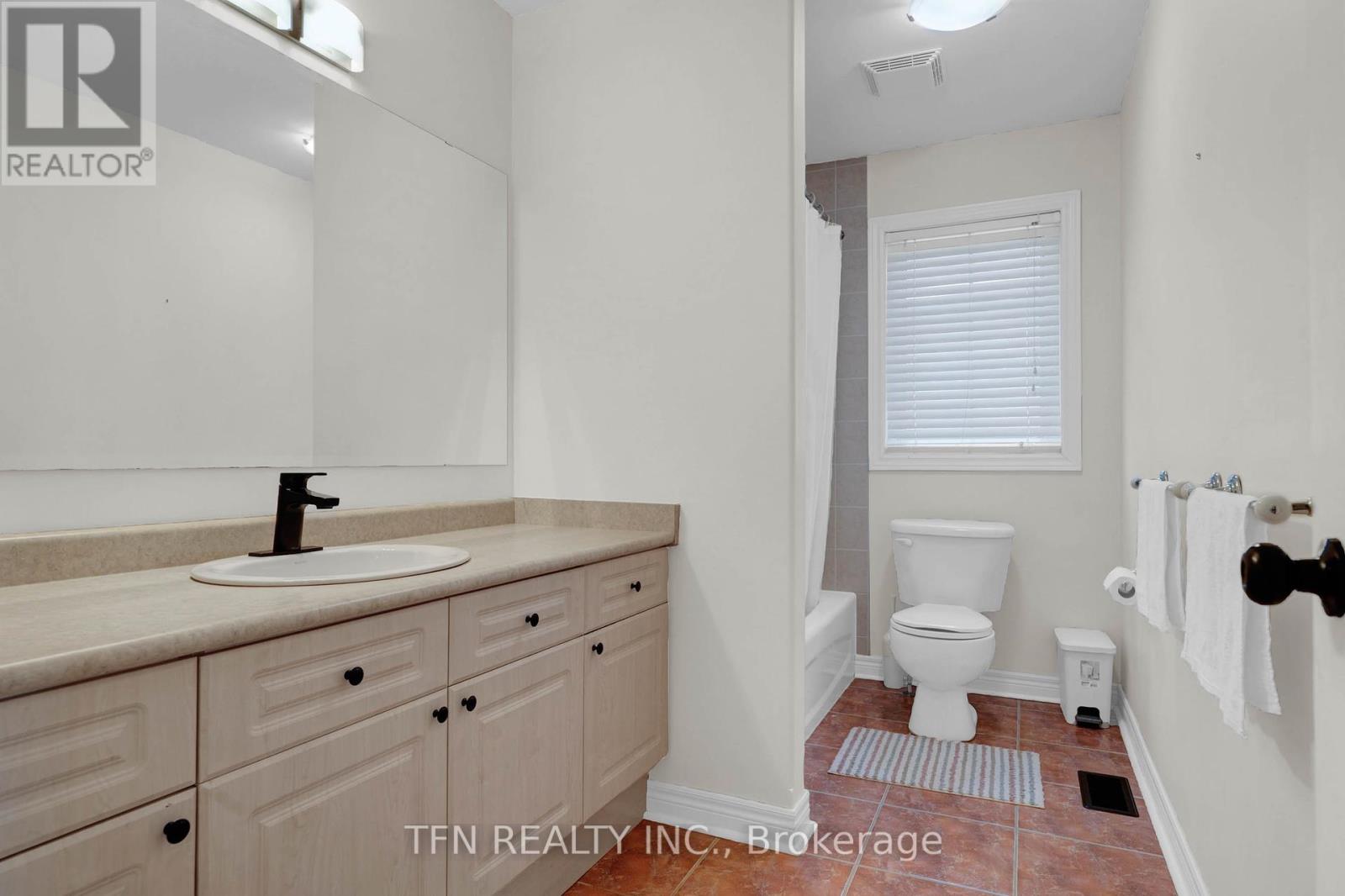 Photo 30 of 34 Balmoral Place, Barrie ON