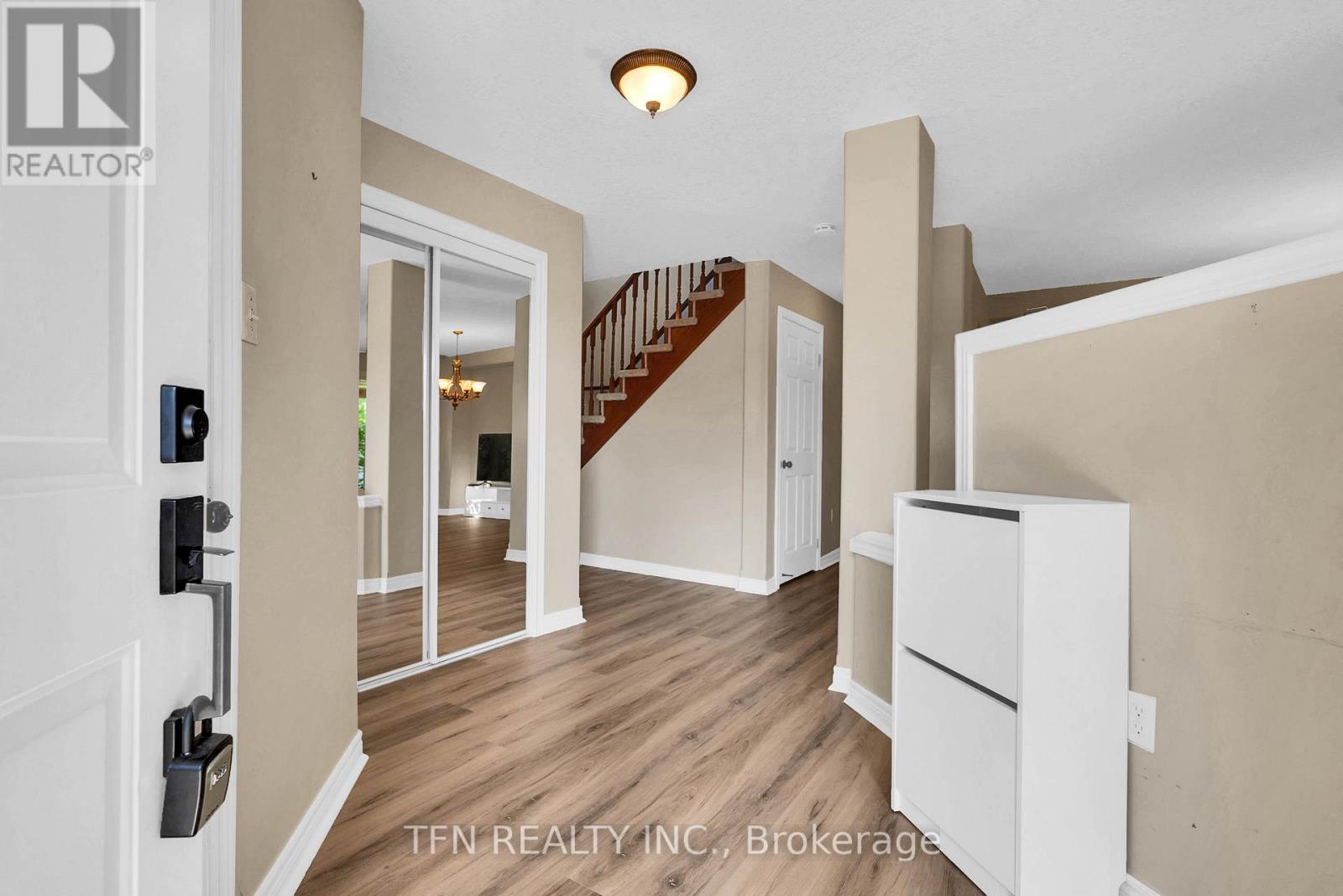 Photo 4 of 34 Balmoral Place, Barrie ON