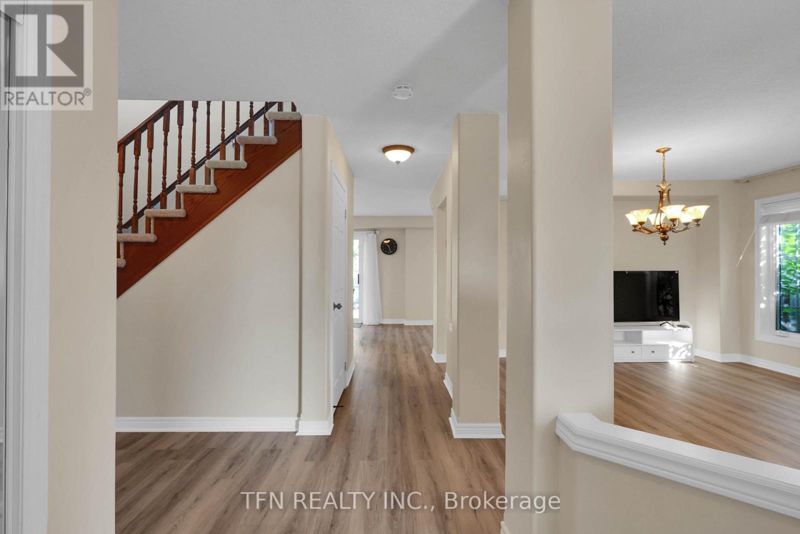 Photo 5 of 34 Balmoral Place, Barrie ON