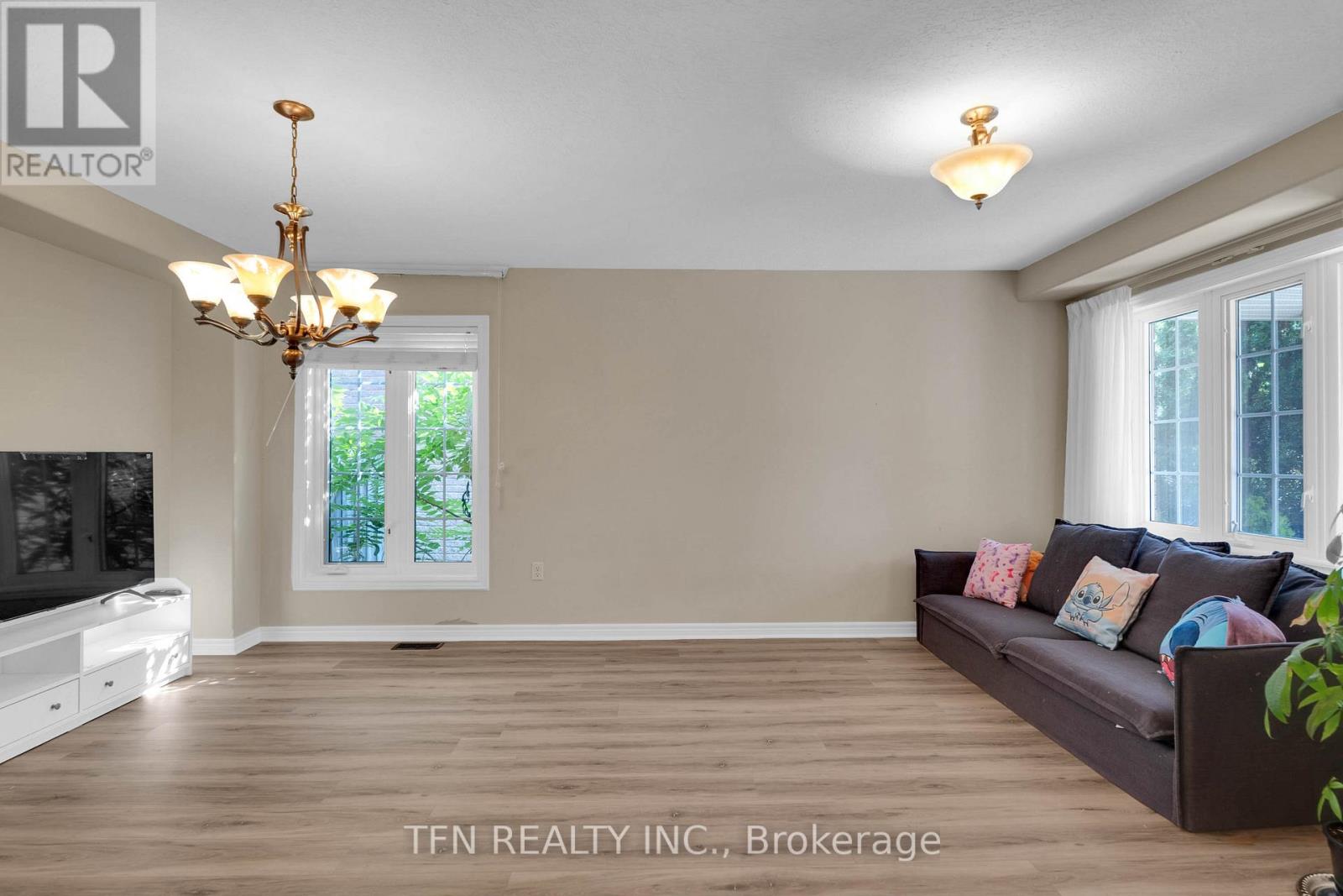 Photo 6 of 34 Balmoral Place, Barrie ON