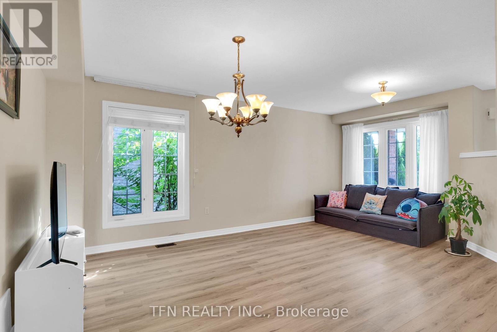 Photo 7 of 34 Balmoral Place, Barrie ON