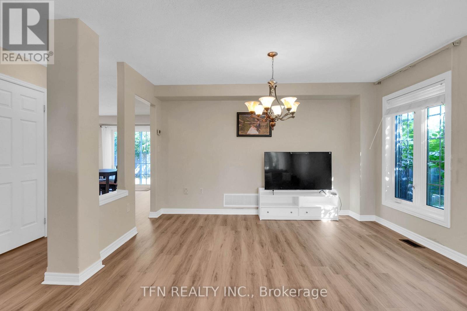 Photo 8 of 34 Balmoral Place, Barrie ON