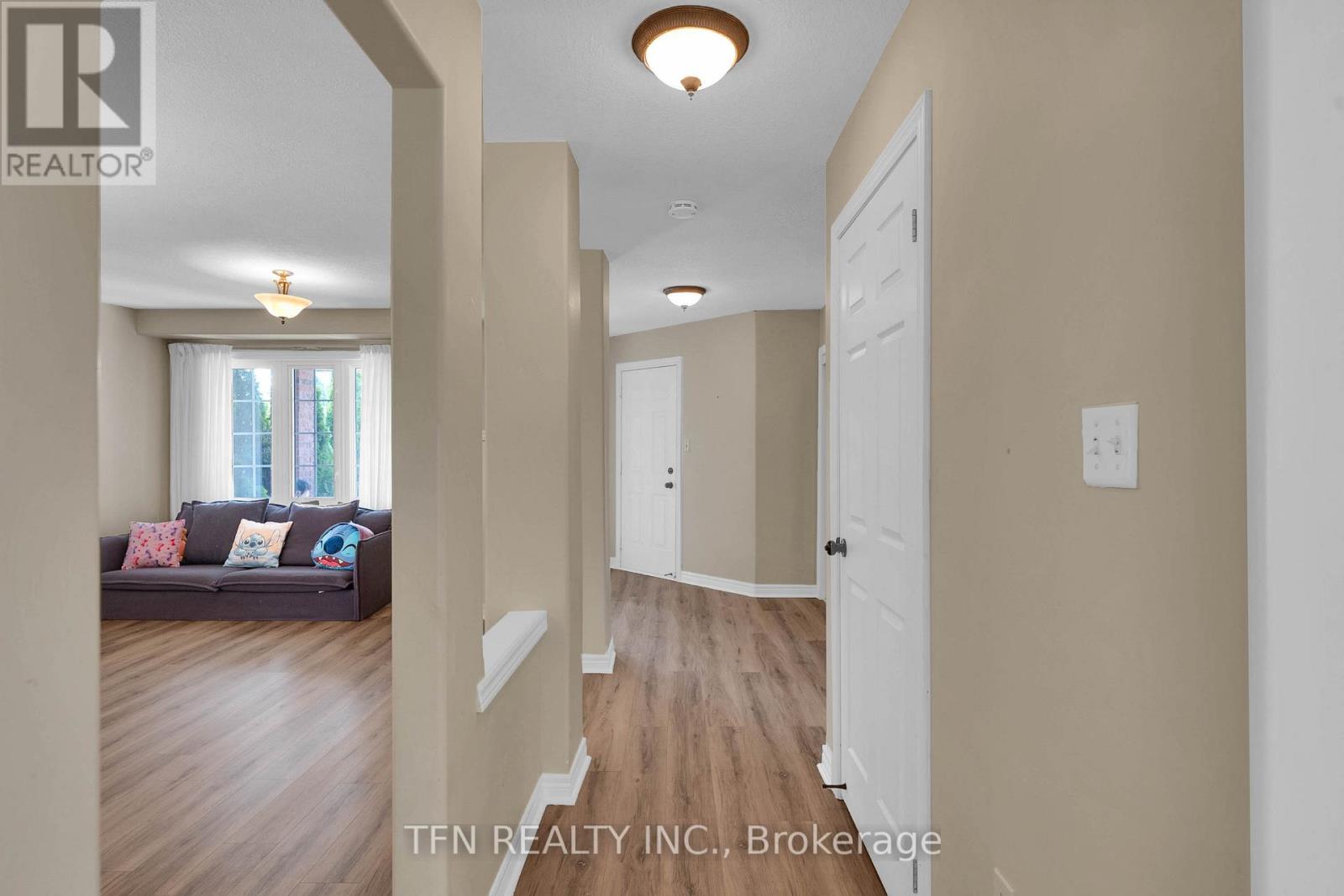 Photo 9 of 34 Balmoral Place, Barrie ON