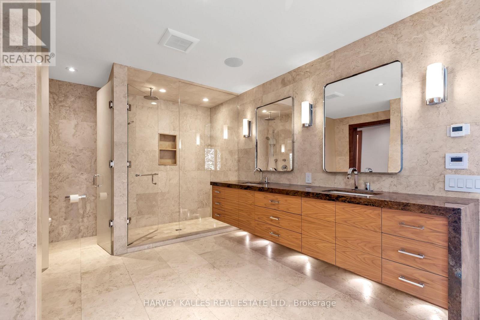 Photo 11 of 90 Oaklands Park Court, Burlington ON