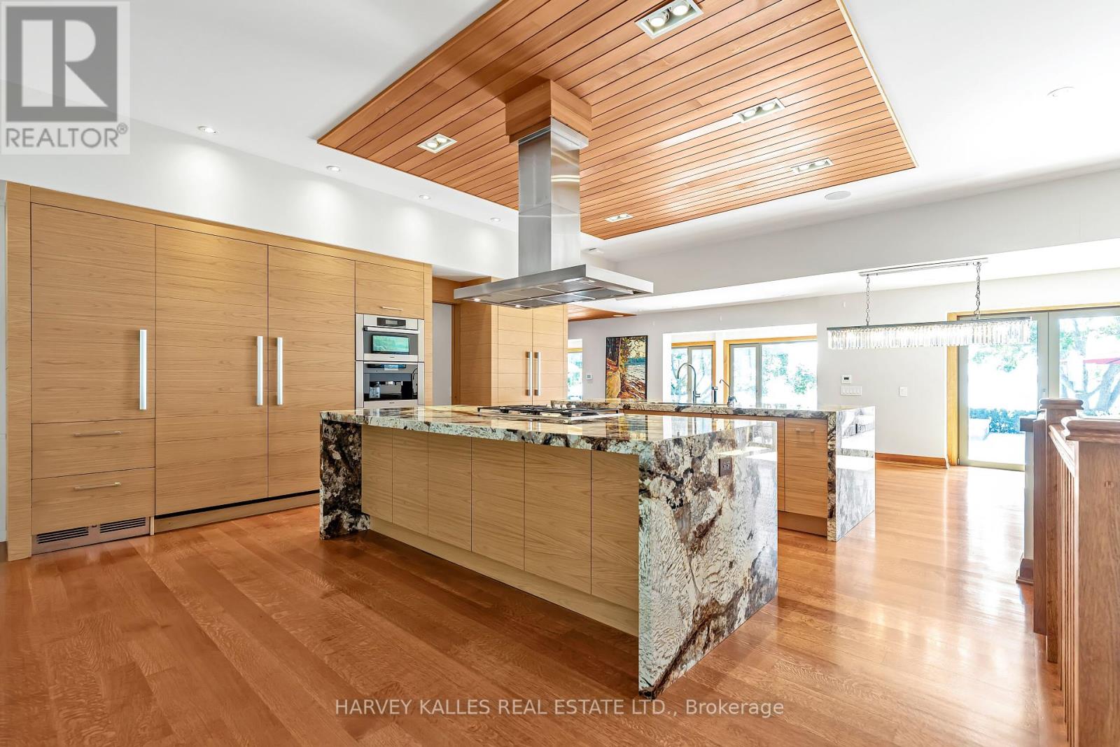 Photo 8 of 90 Oaklands Park Court, Burlington ON