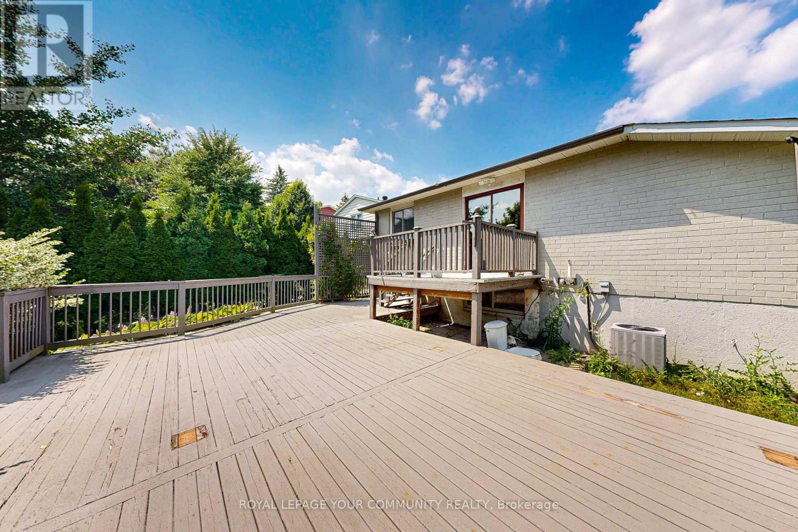 Photo 22 of Main 264 Currey Crescent, Newmarket ON