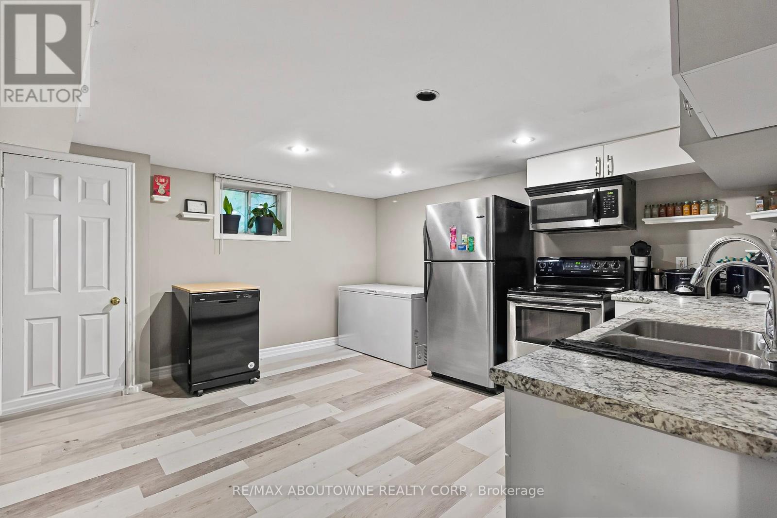 Photo 6 of 8759 Heritage Road, Brampton ON