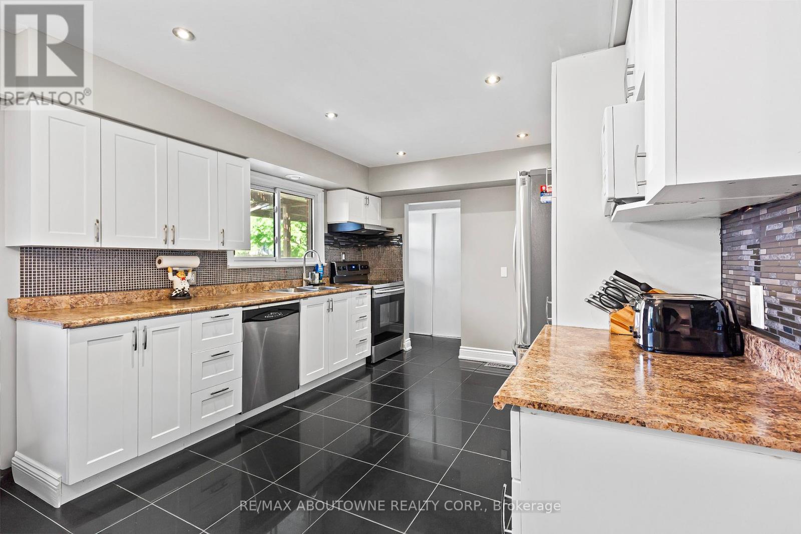 Photo 37 of 8759 Heritage Road, Brampton ON