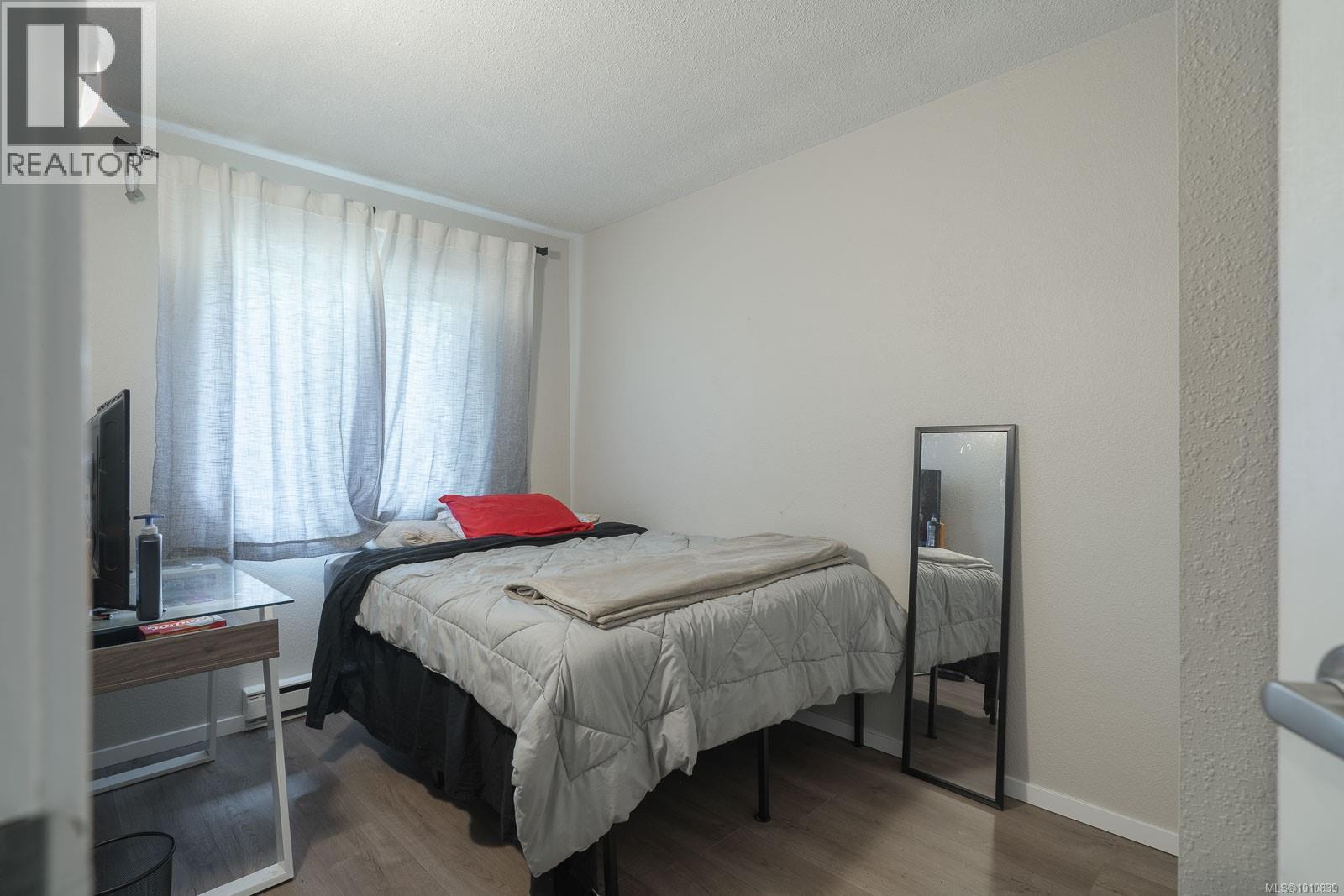 Photo 7 of 10 855 Howard Ave, Nanaimo BC