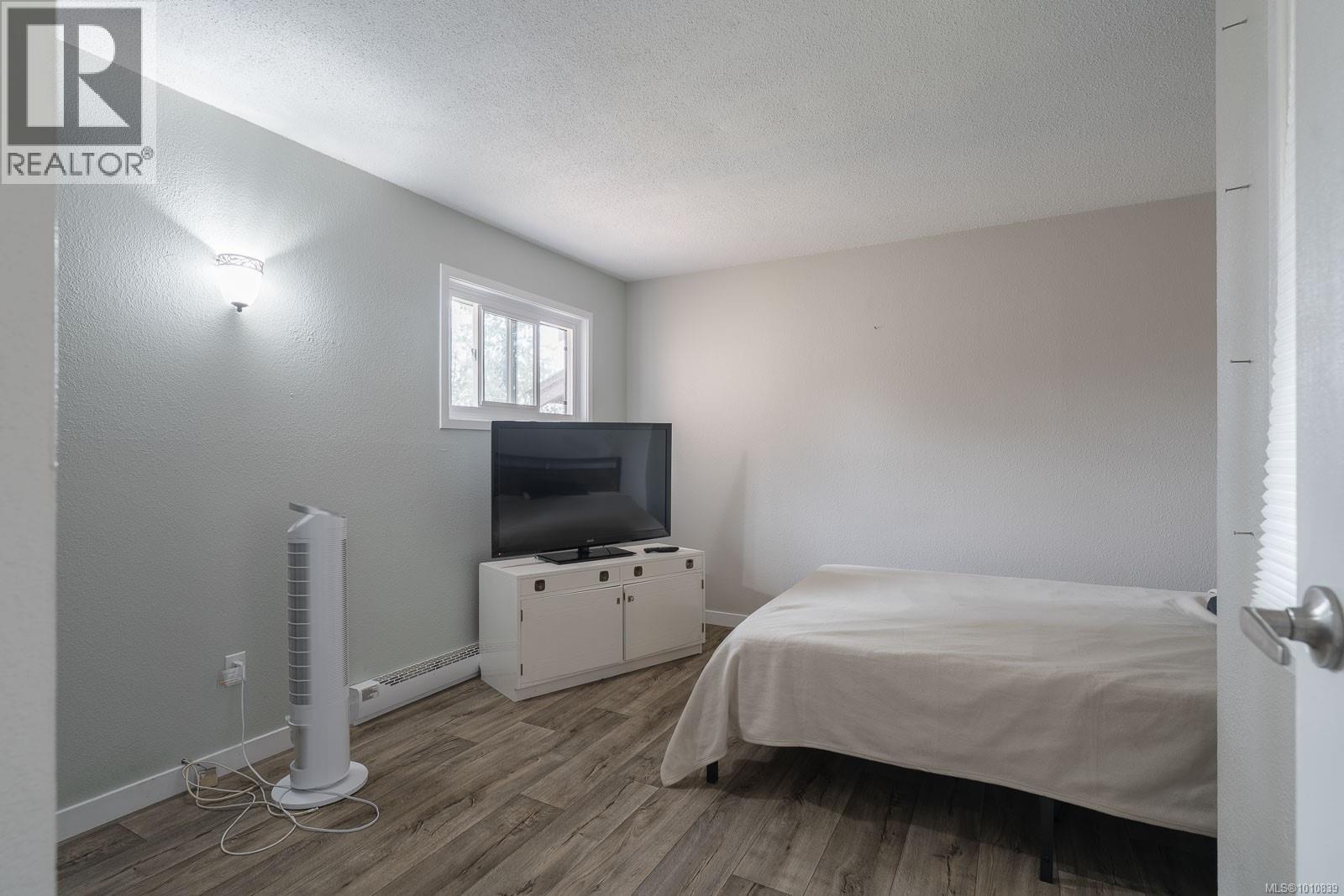 Photo 2 of 10 855 Howard Ave, Nanaimo BC
